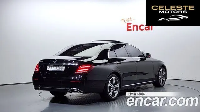 MERCEDES BENZ E-Classe W213 E300 Avantgarde 2017 — photo 2 sur 20