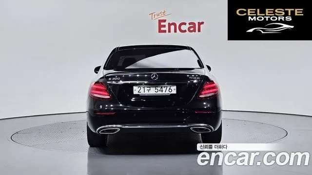 MERCEDES BENZ E-Classe W213 E200 Avantgarde 2017 — photo 4 sur 20