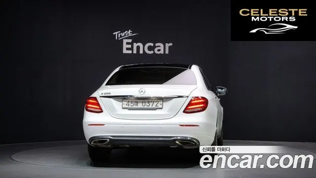 MERCEDES BENZ E-Classe W213 E300 Avantgarde 2017 — photo 4 sur 20