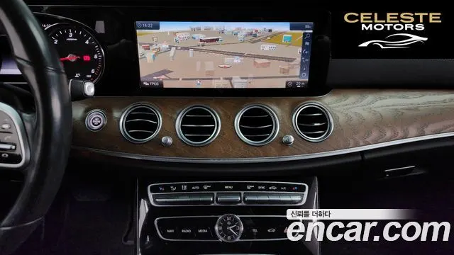MERCEDES BENZ E-Classe W213 E220d 4MATIC Exclusive 2019 — photo 14 sur 26
