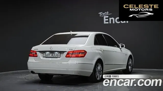 MERCEDES BENZ E-Classe W212 E200 CGI Avantgarde 2011 — photo 2 sur 25