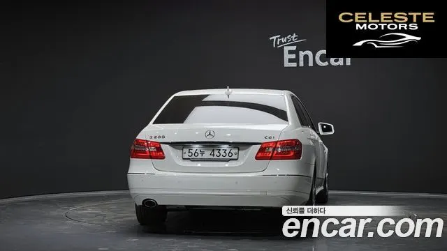 MERCEDES BENZ E-Classe W212 E200 CGI Avantgarde 2011 — photo 4 sur 25