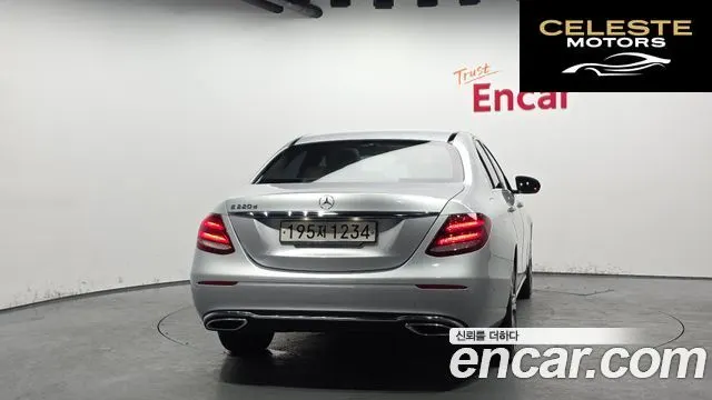 MERCEDES BENZ E-Classe W213 E220d Avantgarde 2017 — photo 4 sur 20