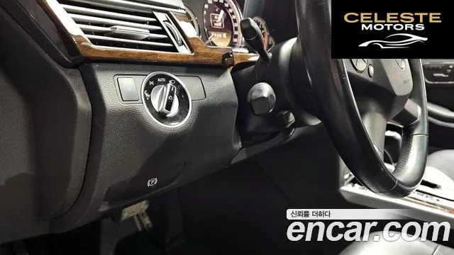 MERCEDES BENZ E-Classe W212 E200 CGI 2011 — photo 14 sur 20