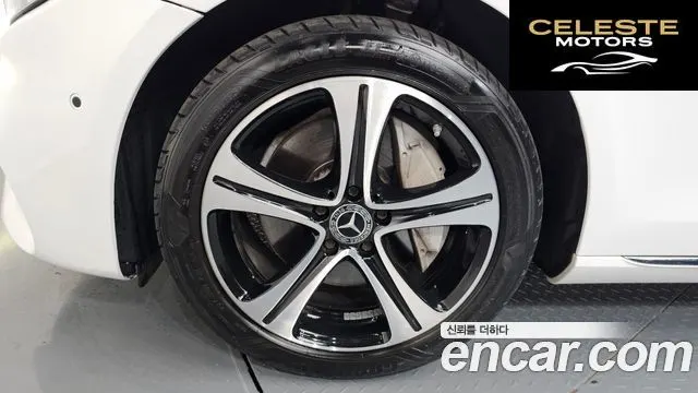 MERCEDES BENZ E-Classe W213 E300 4MATIC Avantgarde 2018 — photo 5 sur 26