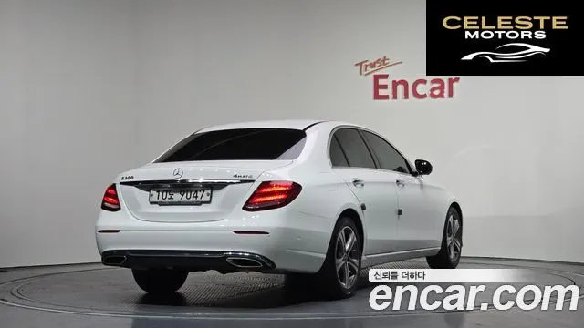 MERCEDES BENZ E-Classe W213 E300 4MATIC Avantgarde 2018 — photo 2 sur 20
