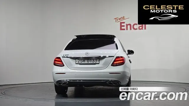 MERCEDES BENZ E-Classe W213 E300 Avantgarde 2017 — photo 4 sur 20