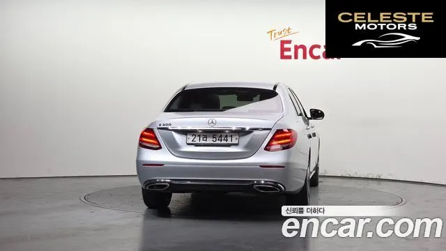 MERCEDES BENZ E-Classe W213 E300 Avantgarde 2017 — photo 4 sur 20
