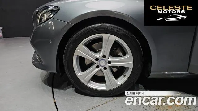 MERCEDES BENZ E-Classe W213 E200 Avantgarde 2017 — photo 5 sur 20