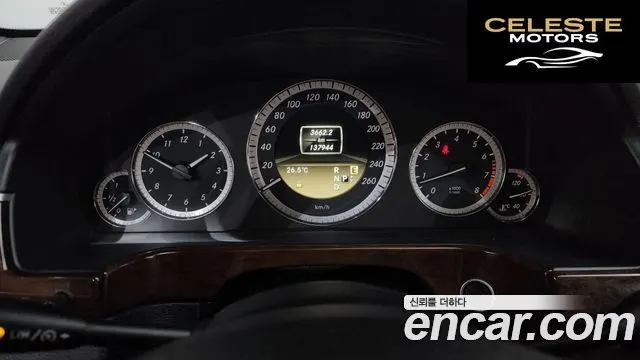 MERCEDES BENZ E-Classe W212 E200 CGI 2012 — photo 8 sur 26