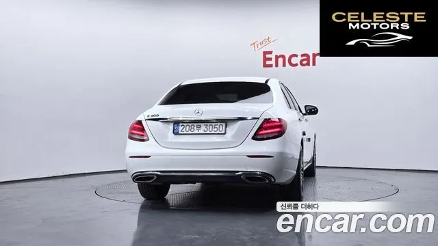 MERCEDES BENZ E-Classe W213 E200 Avantgarde 2017 — photo 4 sur 26