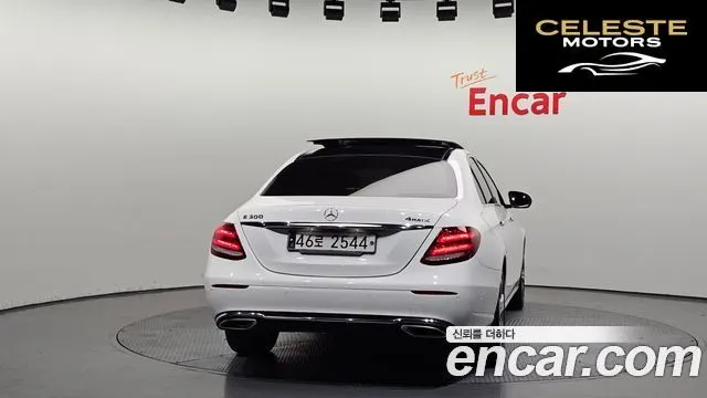 MERCEDES BENZ E-Classe W213 E300 4MATIC Avantgarde 2017 — photo 4 sur 26