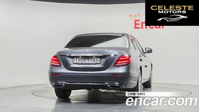 MERCEDES BENZ E-Classe W213 E220d Exclusive 2017 — photo 4 sur 26