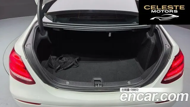 MERCEDES BENZ E-Classe W213 E300 4MATIC Exclusive 2018 — photo 24 sur 41