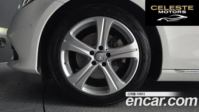 MERCEDES BENZ E-Classe W213 E200 Avantgarde 2017 — photo 5 sur 20