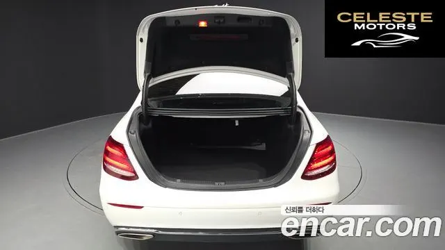 MERCEDES BENZ E-Classe W213 E200 Avantgarde 2017 — photo 25 sur 32