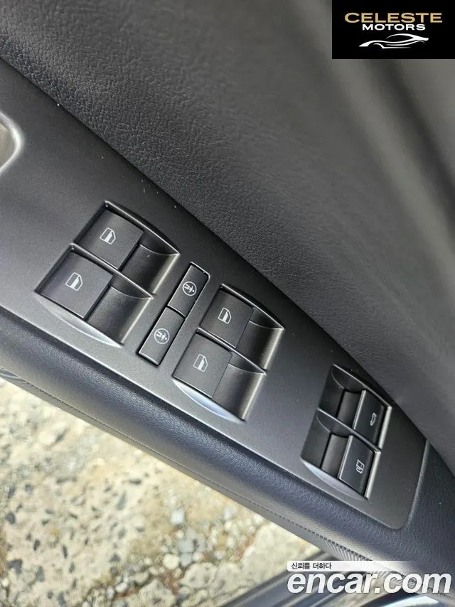 VOLKSWAGEN V8 4.2 LWB 2013 — photo 12 sur 22