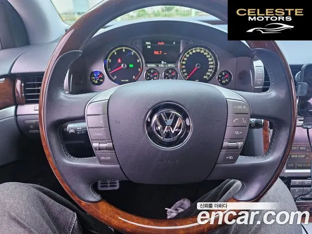 VOLKSWAGEN V8 4.2 LWB 2013 — photo 7 sur 22